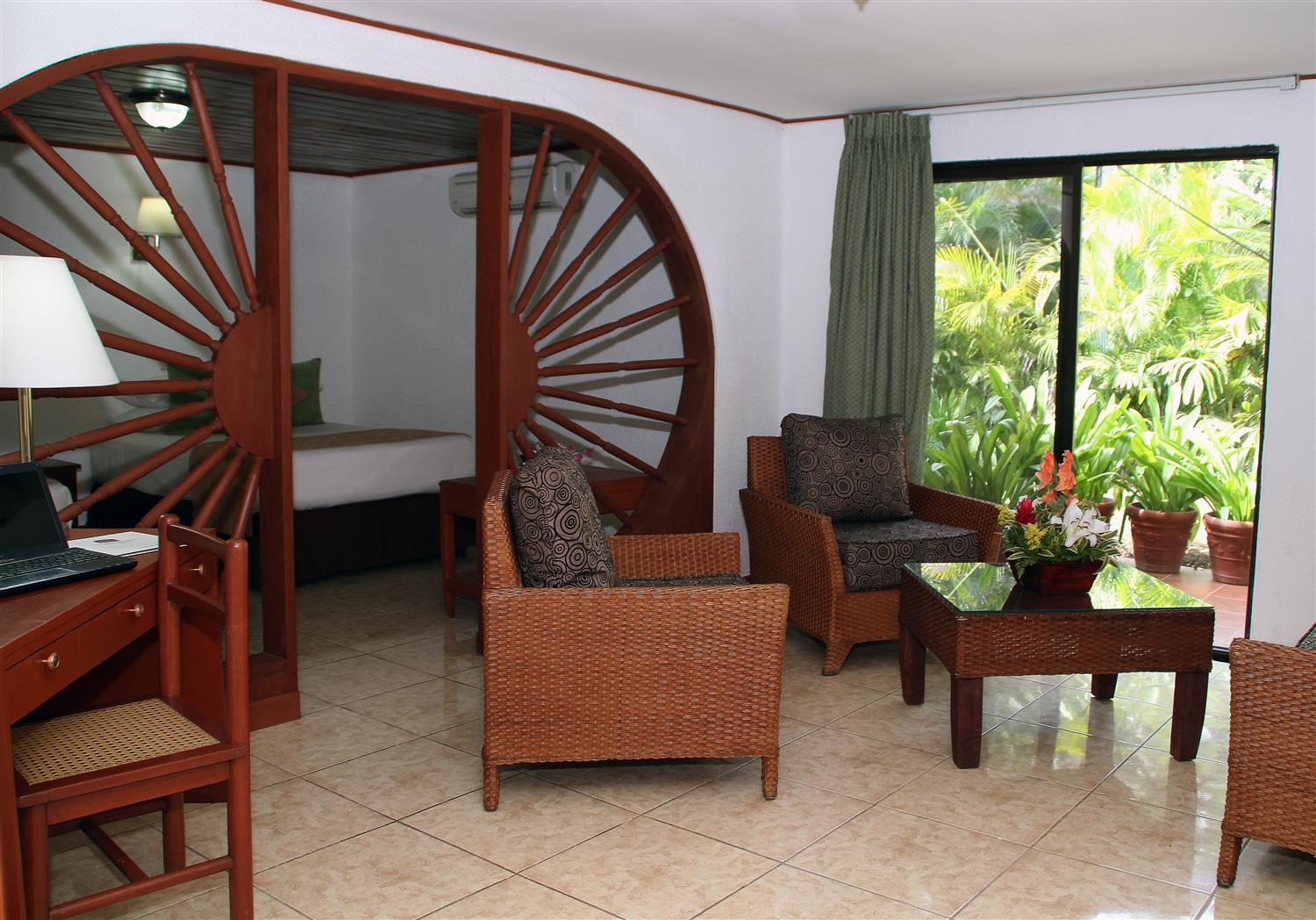 Hotel Western Mercedes Airport 4*